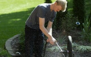 Utilisation d'un nettoyeur haute pression sur une terrasse en bois extérieure