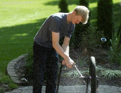 Lavage doux (soft wash) vs lavage haute pression : quelle méthode choisir pour votre propriété ?