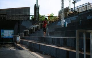 Lavage haute pression sur surface en béton pour nettoyer entrée et terrasse