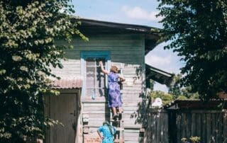 Lavage professionnel des vitres extérieures d'une maison résidentielle