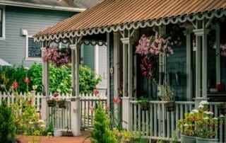 Belle maison résidentielle avec façade propre et jardin fleuri en été