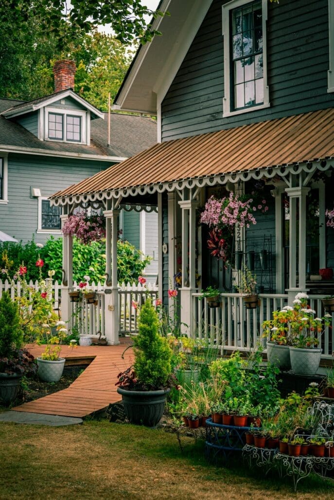 Belle maison résidentielle avec façade propre et jardin fleuri en été
