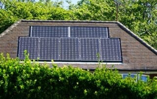 Panneaux solaires installés sur le toit d'une maison résidentielle