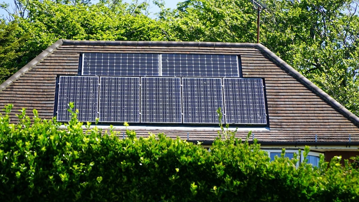 Panneaux solaires installés sur le toit d'une maison résidentielle